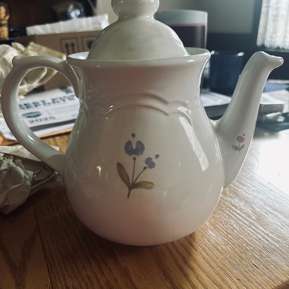 Pfaltzgraff Gazebo‎ Garland White Teapot with Blue and Pink Floral Design - Picture 1 of 1